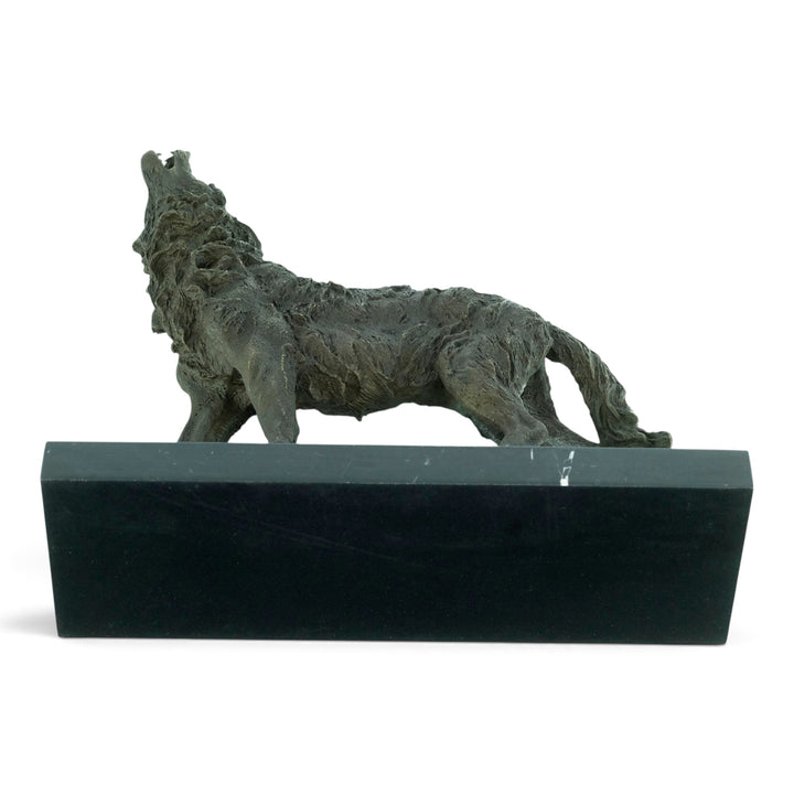 Bronzeskulptur eines heulenden Wolfes