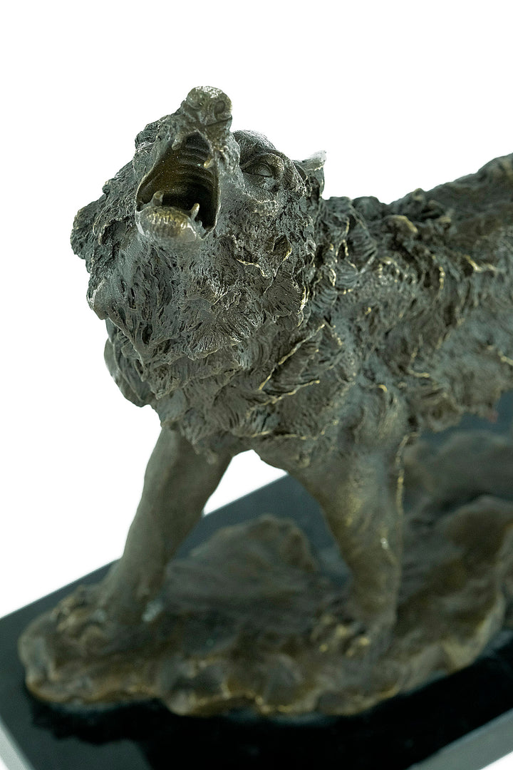 Bronzeskulptur eines heulenden Wolfes