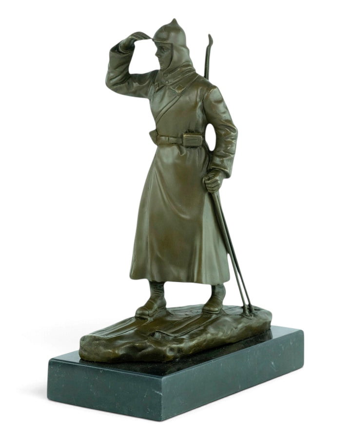Scultura in bronzo di un soldato sugli sci