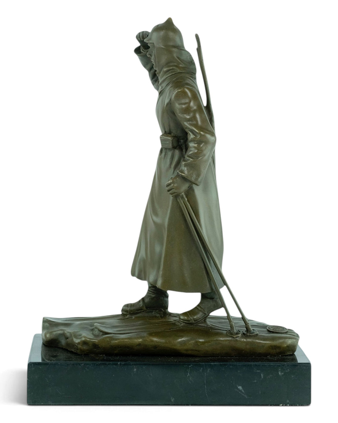 Scultura in bronzo di un soldato sugli sci