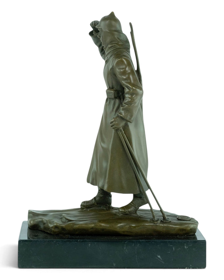 Scultura in bronzo di un soldato sugli sci