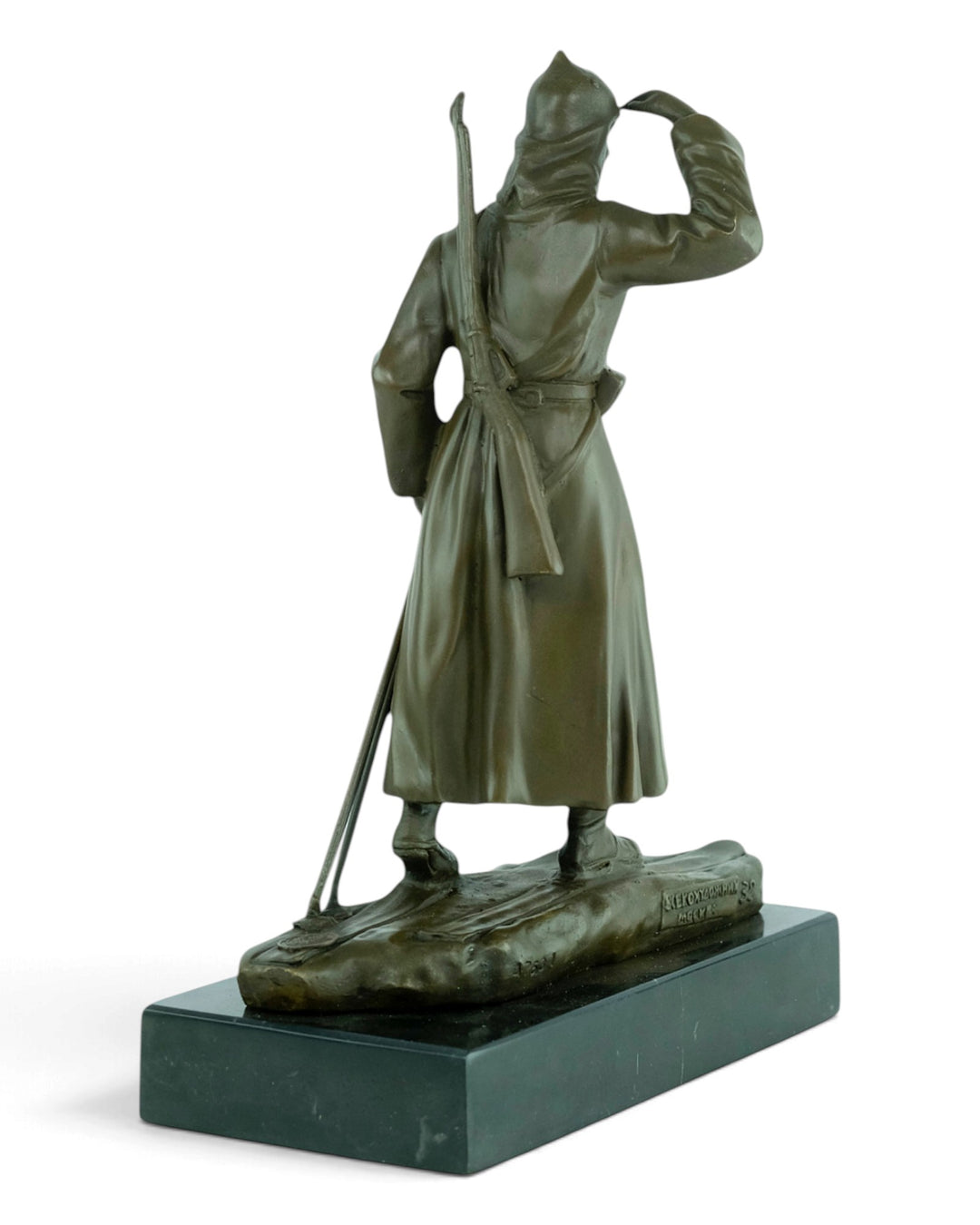Scultura in bronzo di un soldato sugli sci