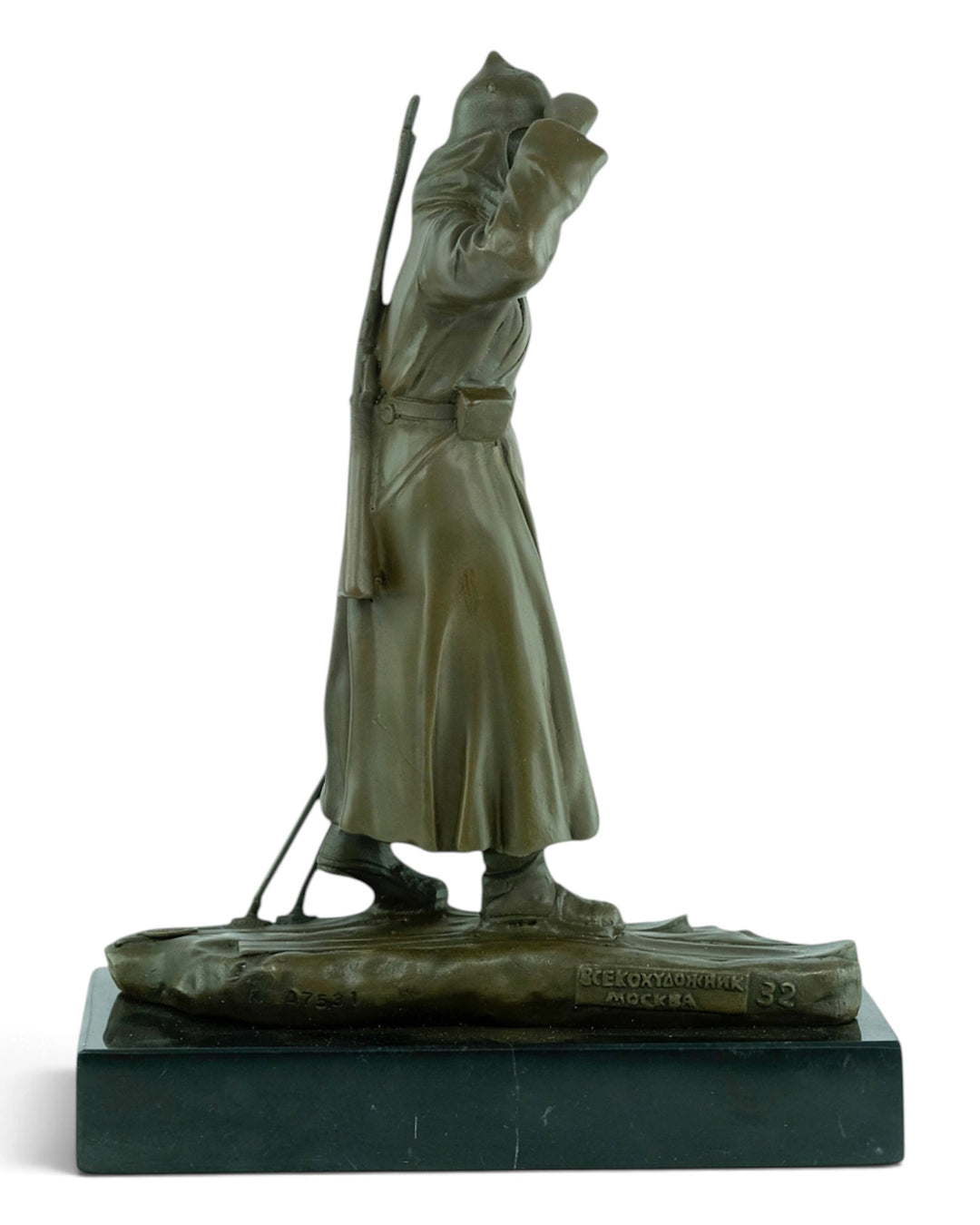 Scultura in bronzo di un soldato sugli sci