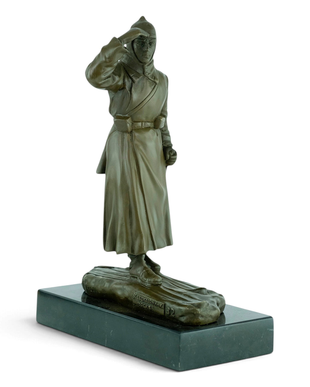 Scultura in bronzo di un soldato sugli sci