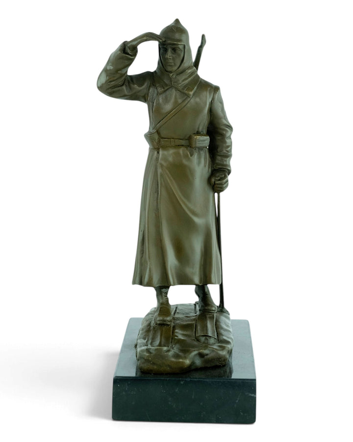 Scultura in bronzo di un soldato sugli sci