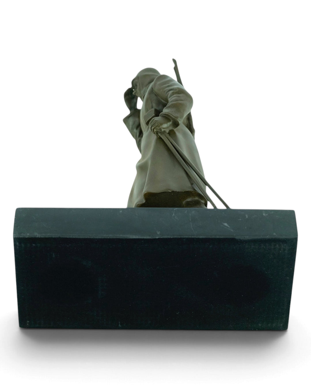 Scultura in bronzo di un soldato sugli sci
