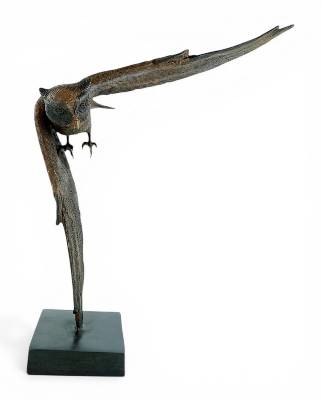 Bronzen beeld van een uil in dalende vlucht