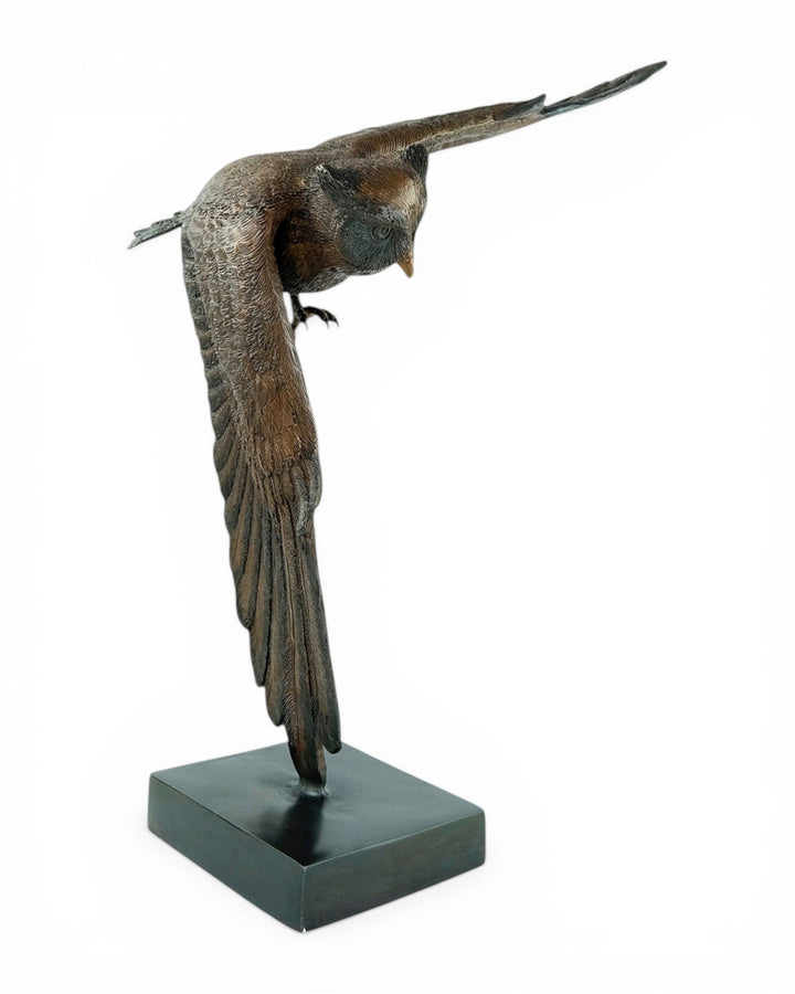 Bronzen beeld van een uil in dalende vlucht