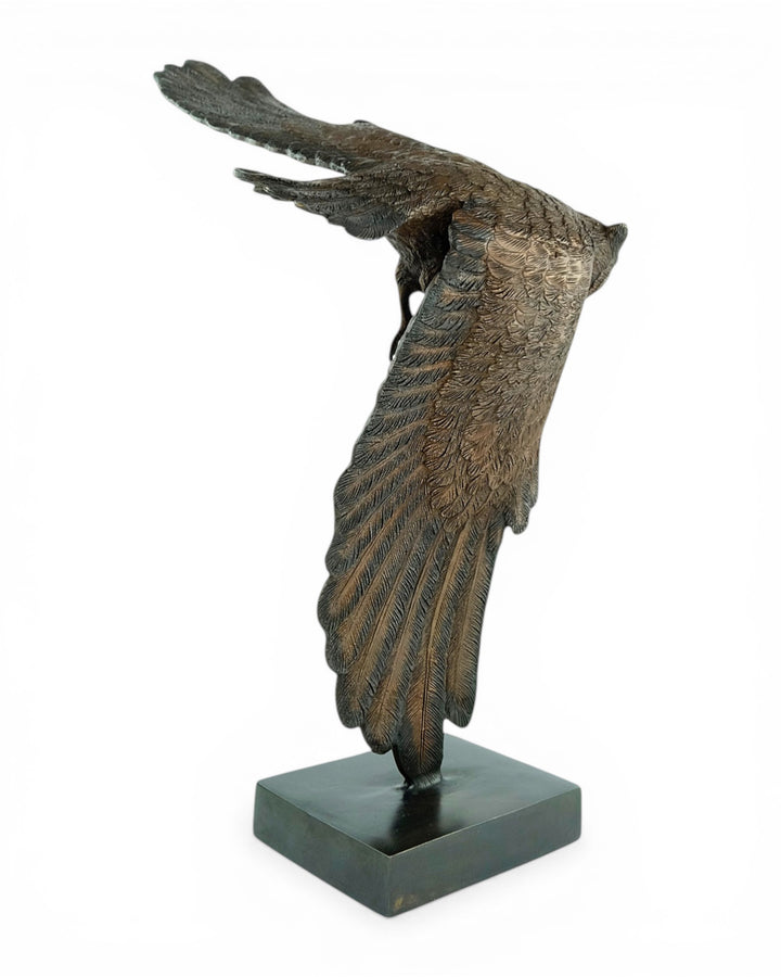 Bronzen beeld van een uil in dalende vlucht