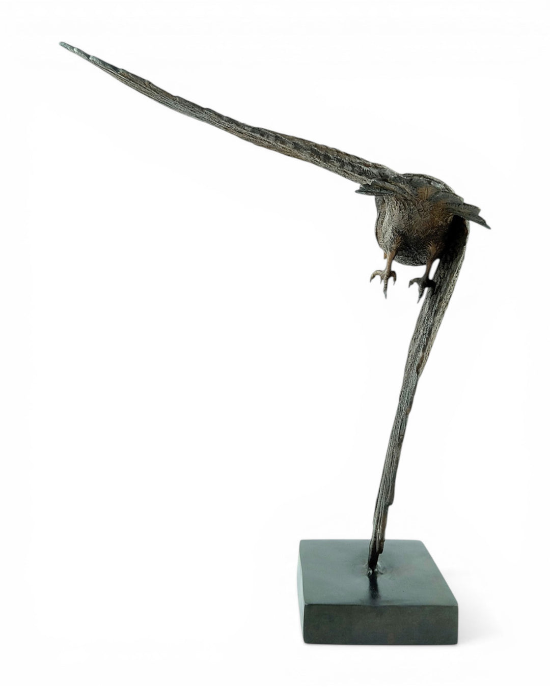 Bronzen beeld van een uil in dalende vlucht