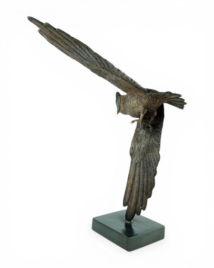 Bronzen beeld van een uil in dalende vlucht