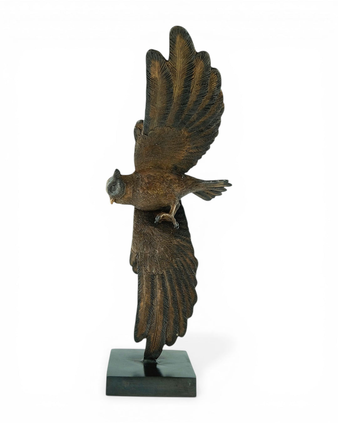 Bronzen beeld van een uil in dalende vlucht