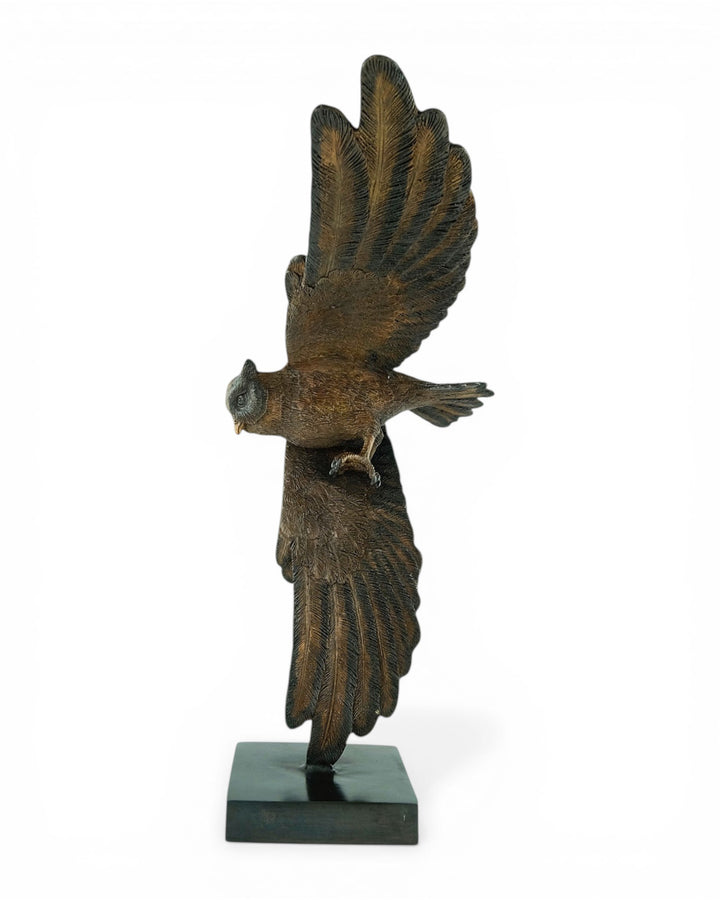 Bronzen beeld van een uil in dalende vlucht