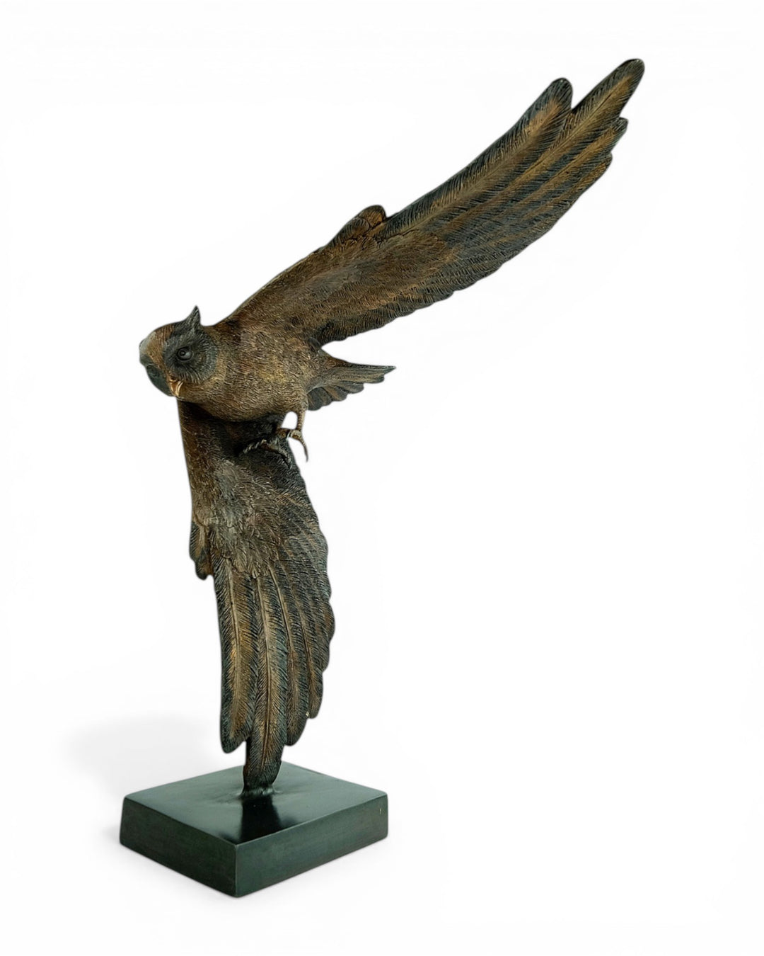 Bronzen beeld van een uil in dalende vlucht