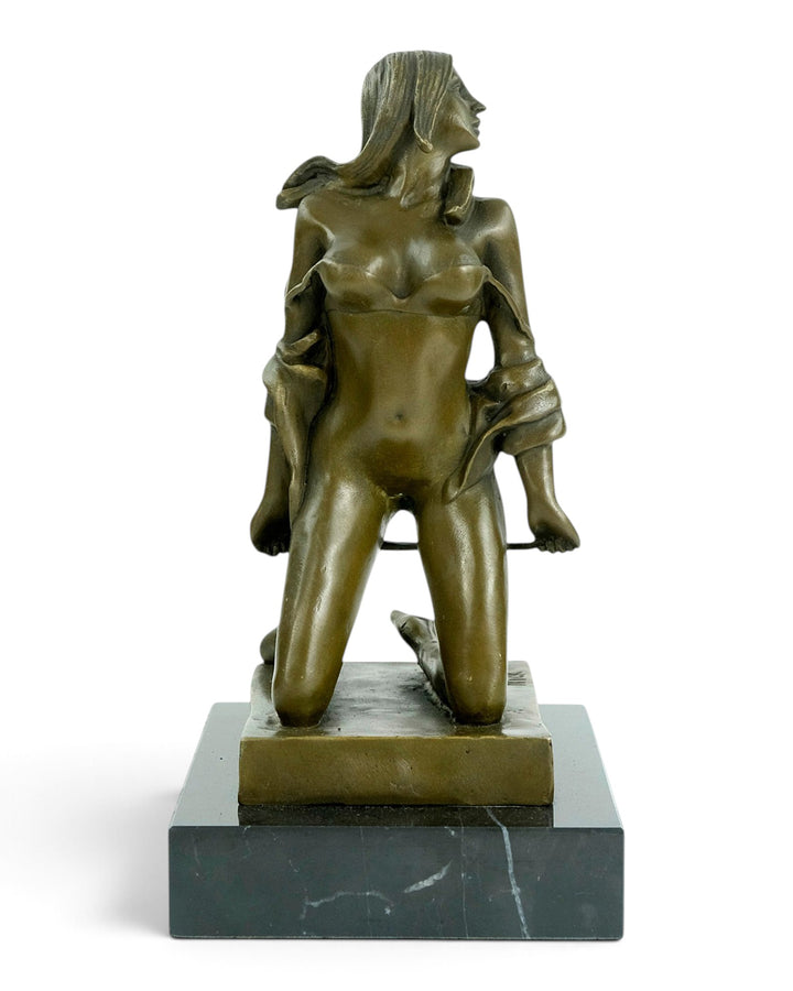 Bronzeskulptur einer verführerisch knienden Frau 