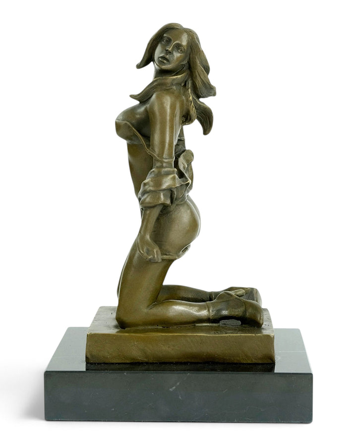 Bronzeskulptur einer verführerisch knienden Frau 