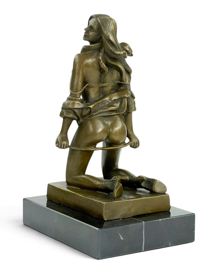 Bronzeskulptur einer verführerisch knienden Frau 