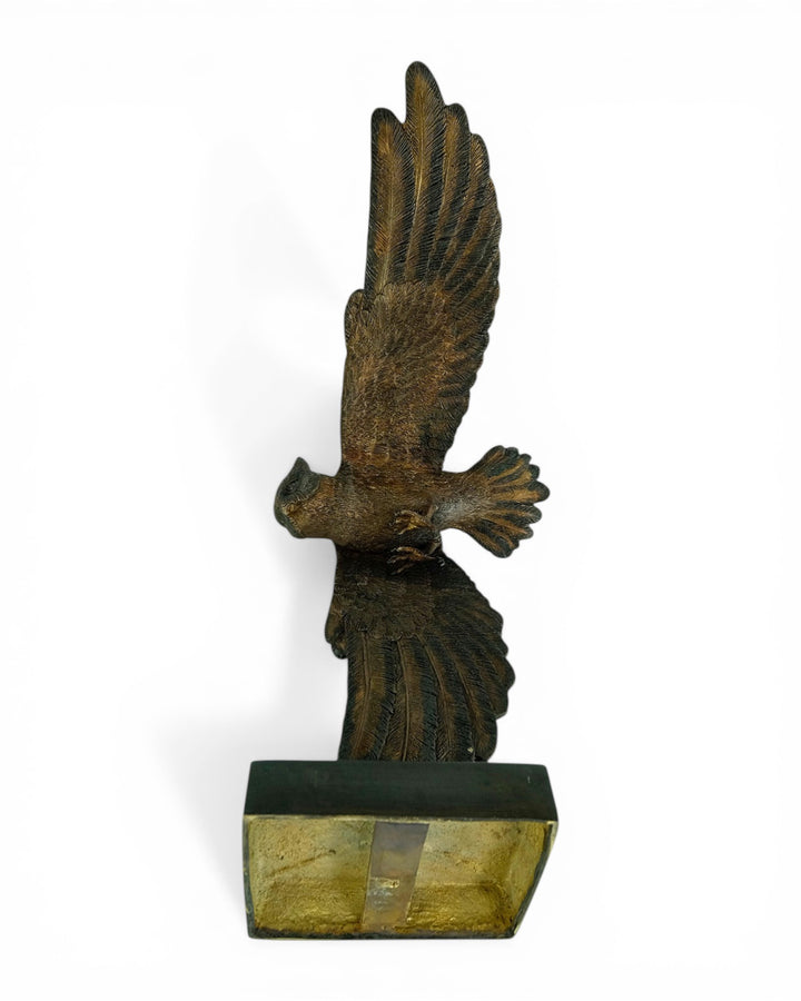 Bronzen beeld van een uil in dalende vlucht