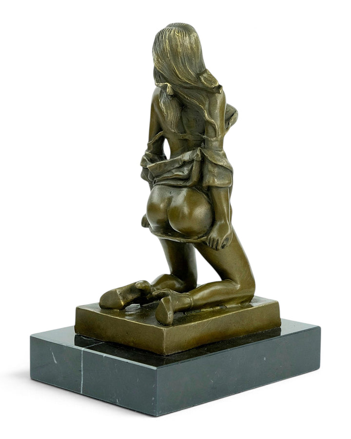 Bronzeskulptur einer verführerisch knienden Frau 