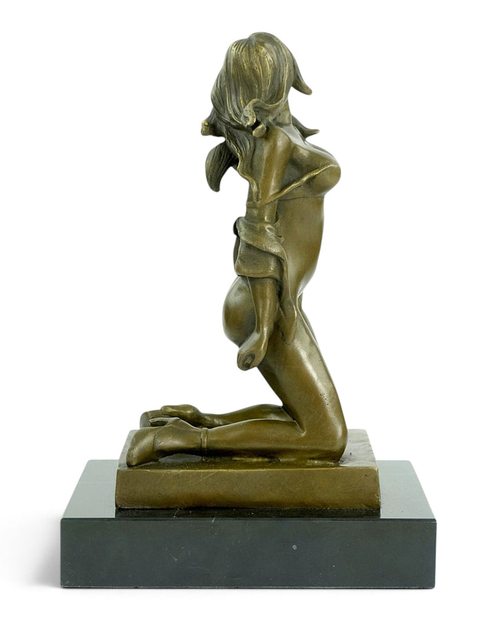 Bronzeskulptur einer verführerisch knienden Frau 
