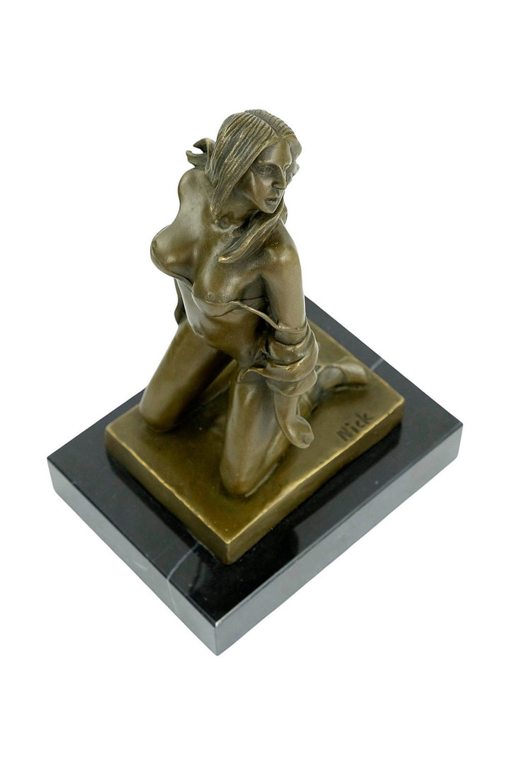 Bronzeskulptur einer verführerisch knienden Frau 