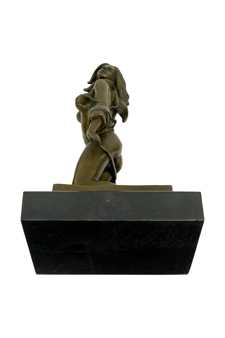 Bronzeskulptur einer verführerisch knienden Frau 