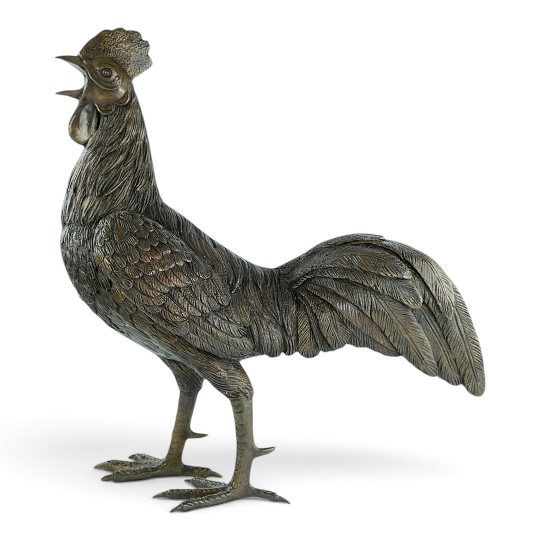 Scultura in bronzo a grandezza naturale di un gallo che canta 
