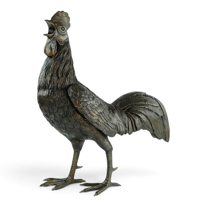 Scultura in bronzo a grandezza naturale di un gallo che canta 