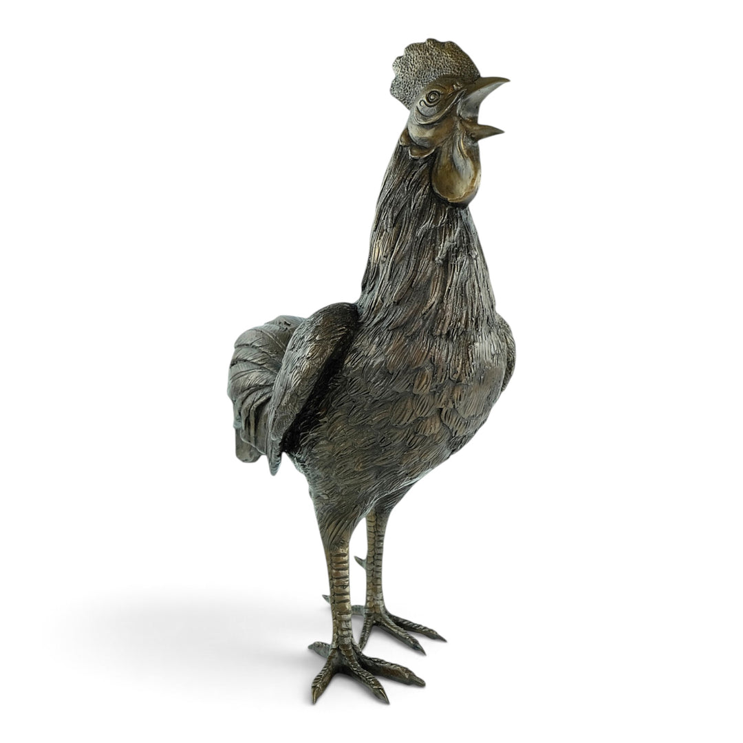 Scultura in bronzo a grandezza naturale di un gallo che canta 