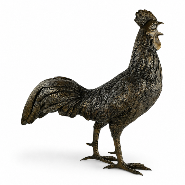 Scultura in bronzo a grandezza naturale di un gallo che canta 