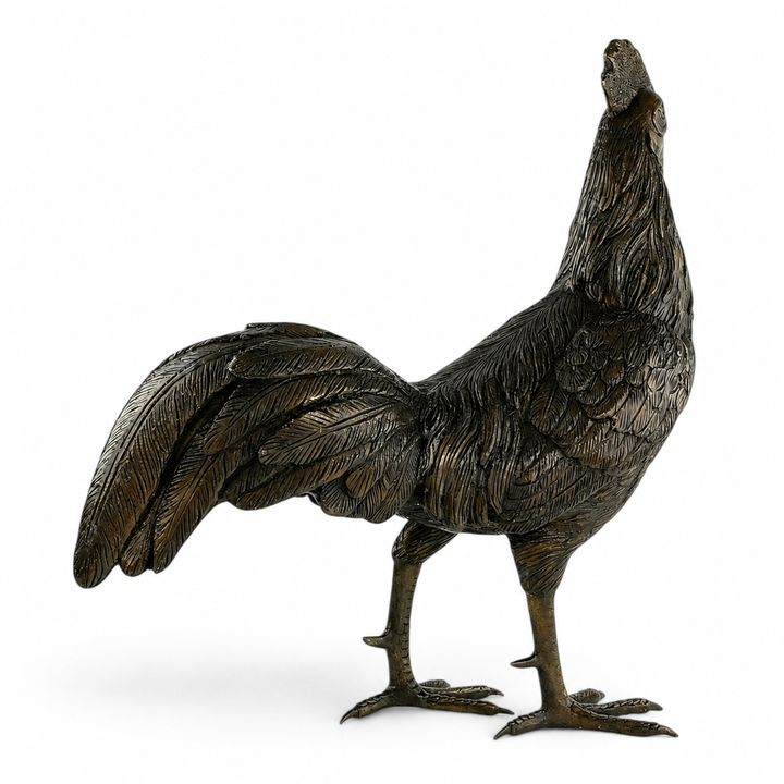 Scultura in bronzo a grandezza naturale di un gallo che canta 