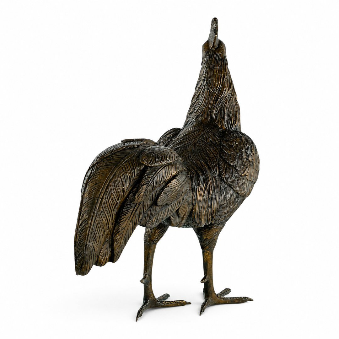 Scultura in bronzo a grandezza naturale di un gallo che canta 