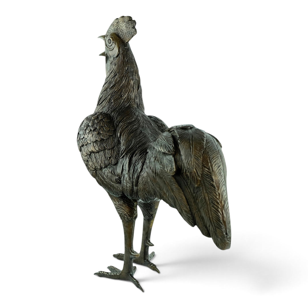 Scultura in bronzo a grandezza naturale di un gallo che canta 