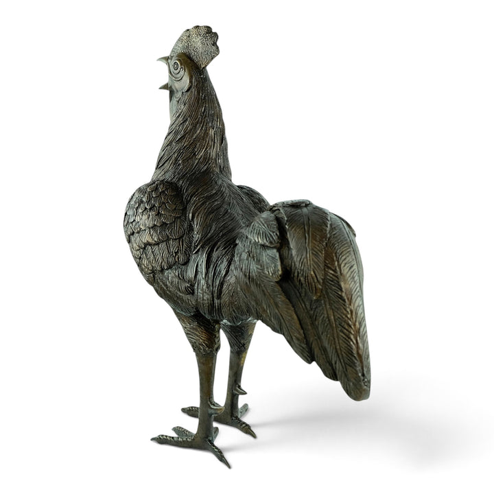Scultura in bronzo a grandezza naturale di un gallo che canta 