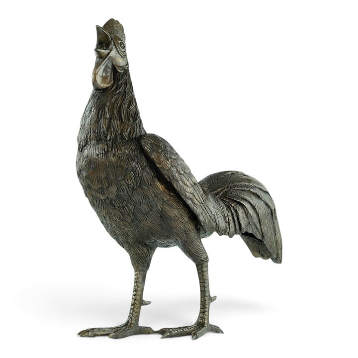 Scultura in bronzo a grandezza naturale di un gallo che canta 