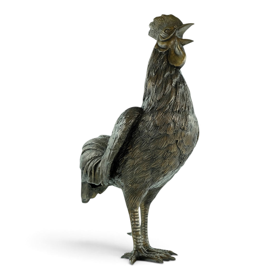 Scultura in bronzo a grandezza naturale di un gallo che canta 
