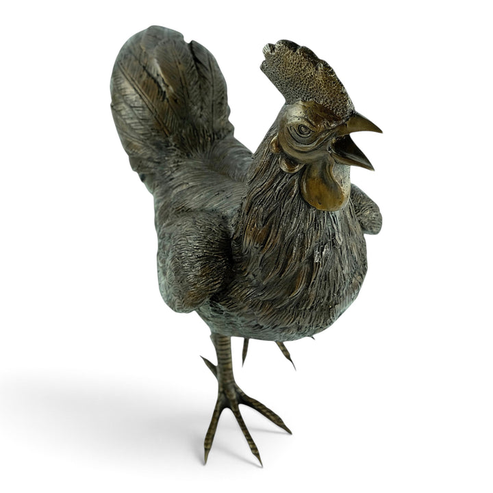 Scultura in bronzo a grandezza naturale di un gallo che canta 