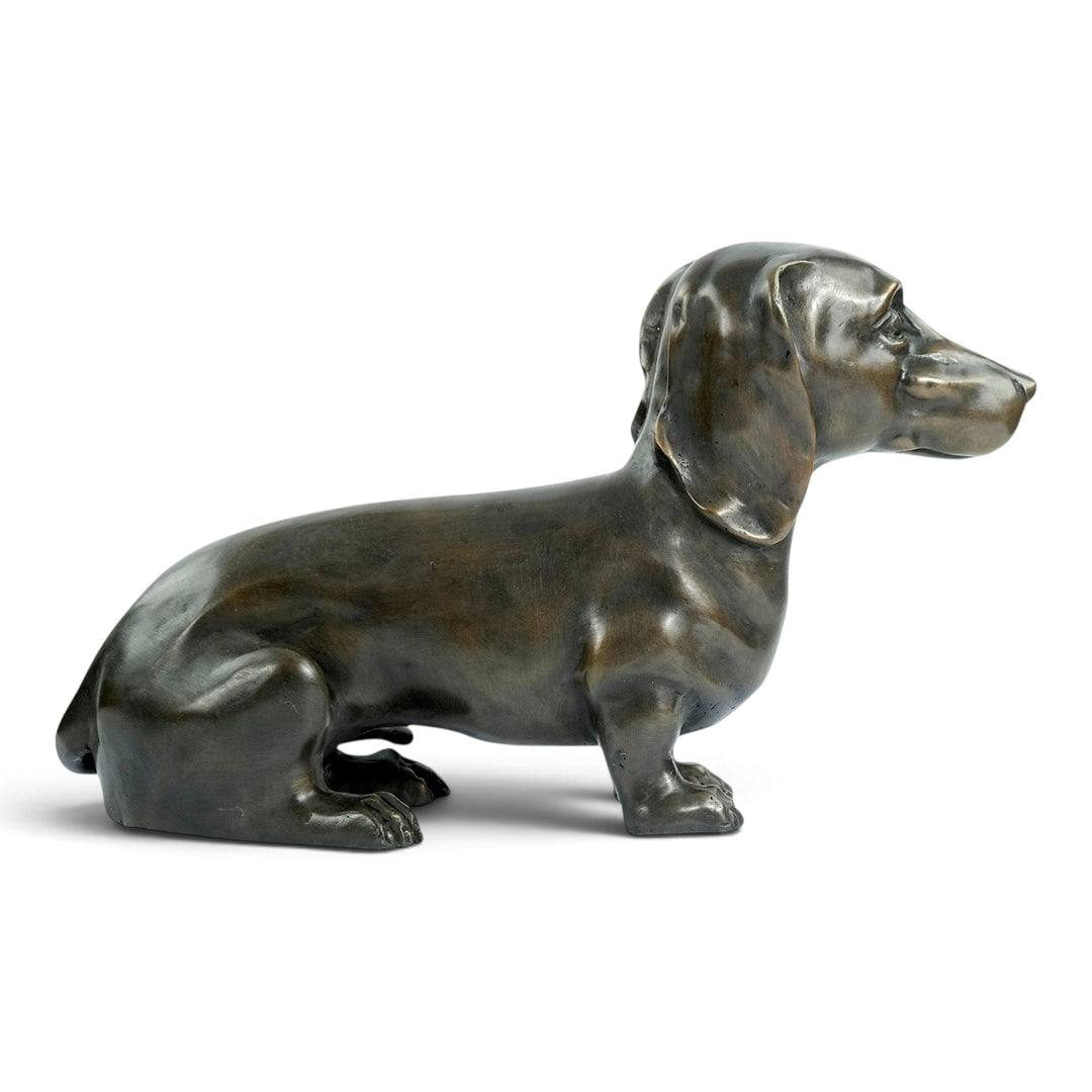Sculpture en bronze d'un teckel assis 