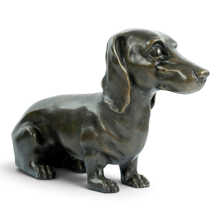 Sculpture en bronze d'un teckel assis 