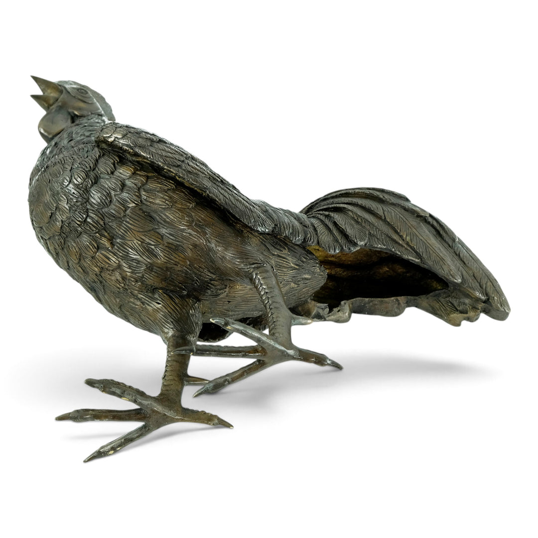 Scultura in bronzo a grandezza naturale di un gallo che canta 