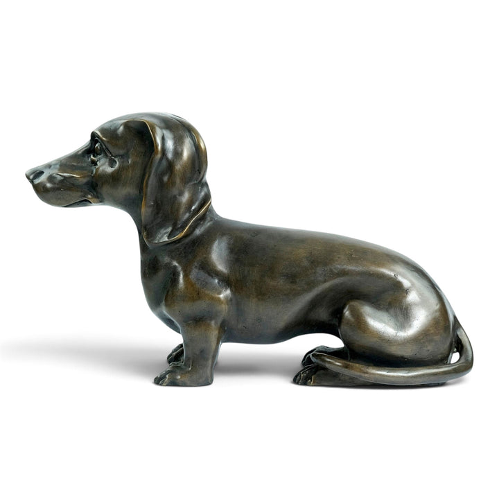 Sculpture en bronze d'un teckel assis 