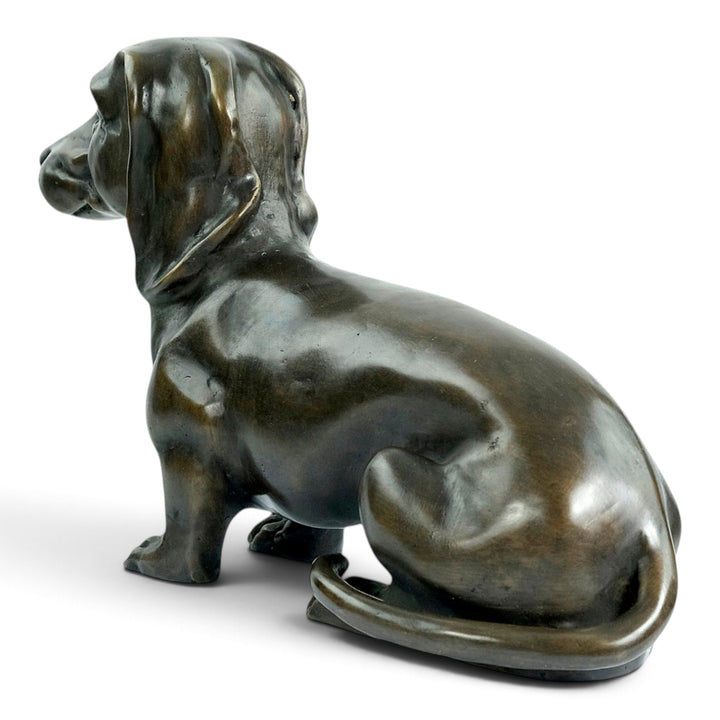 Sculpture en bronze d'un teckel assis 