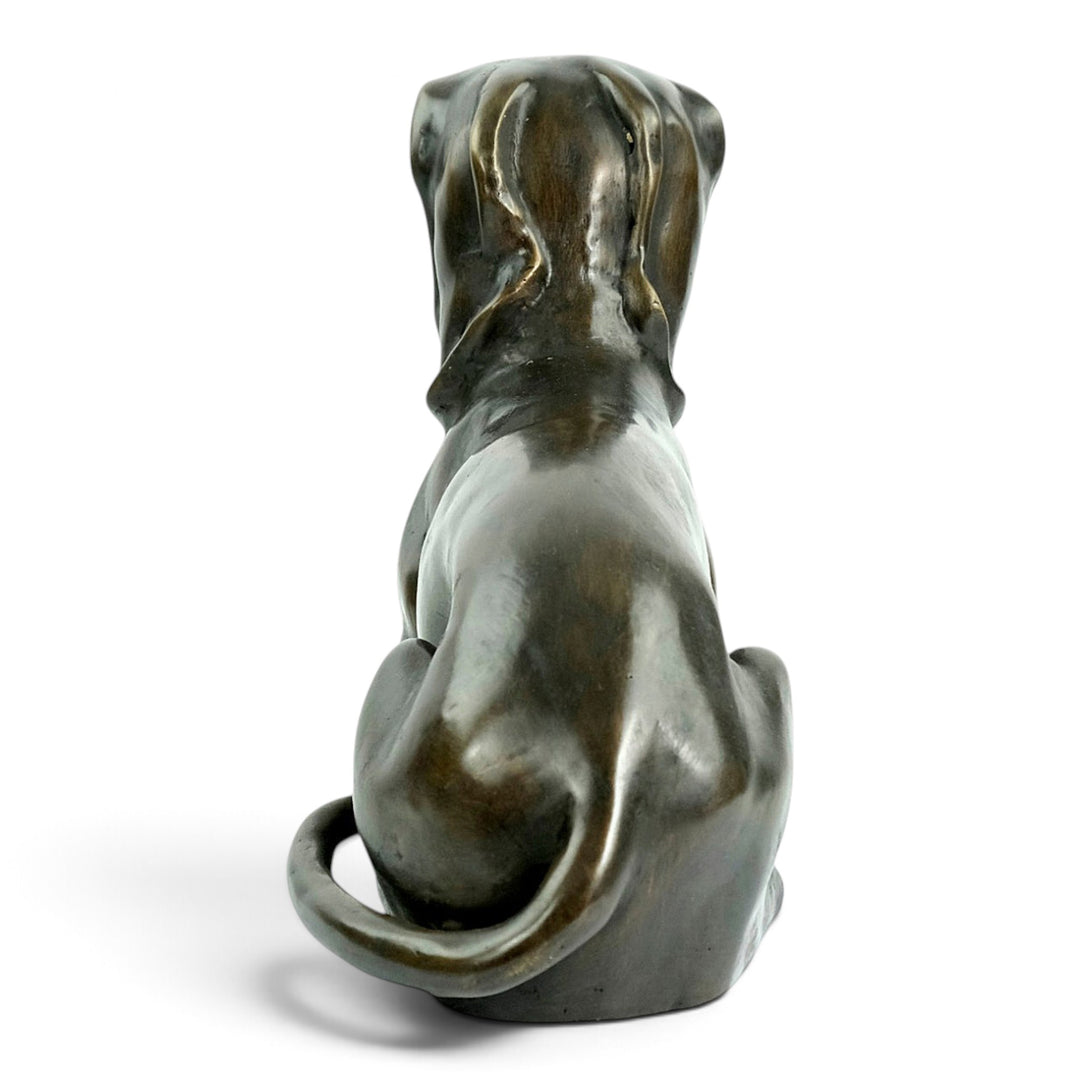 Sculpture en bronze d'un teckel assis 