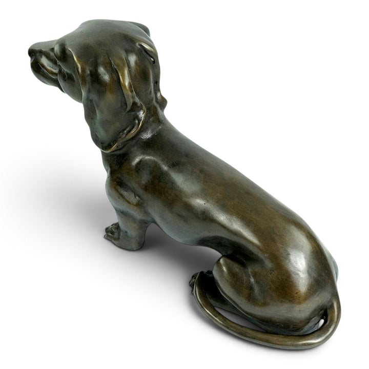 Sculpture en bronze d'un teckel assis 