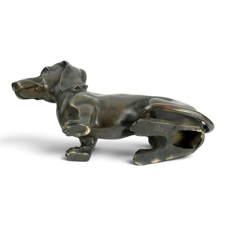 Sculpture en bronze d'un teckel assis 