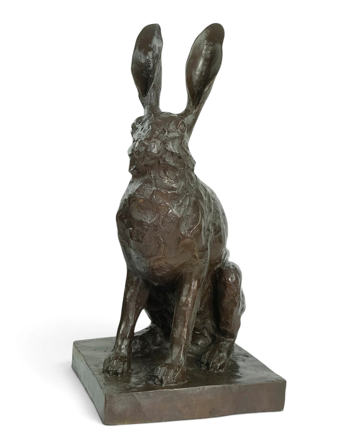 Bronzen sculptuur van een zittende haas 