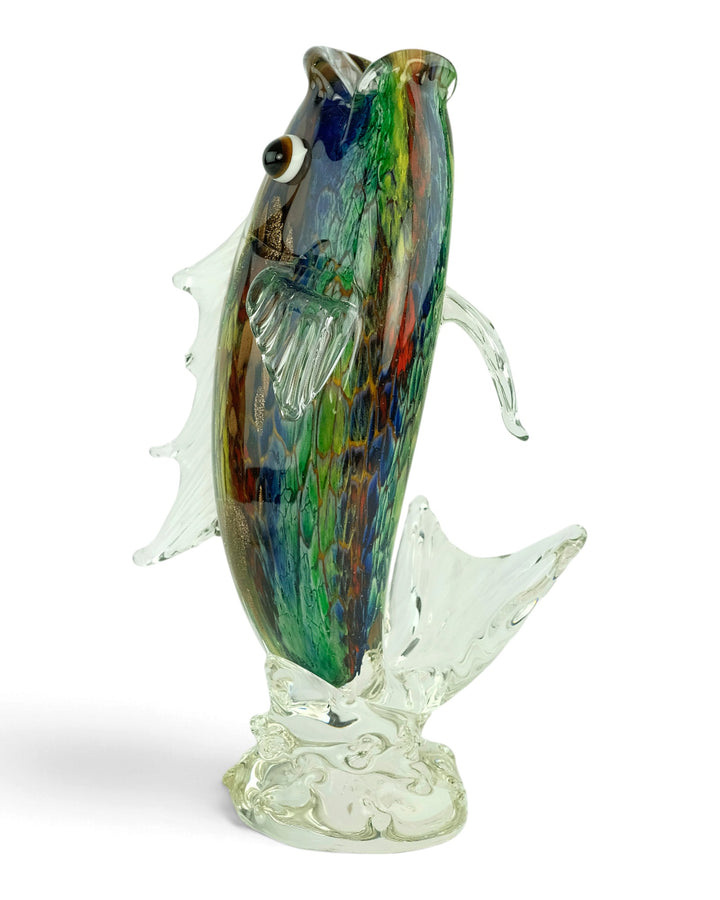 Scultura in vetro di un pesce che salta fuori dall'acqua