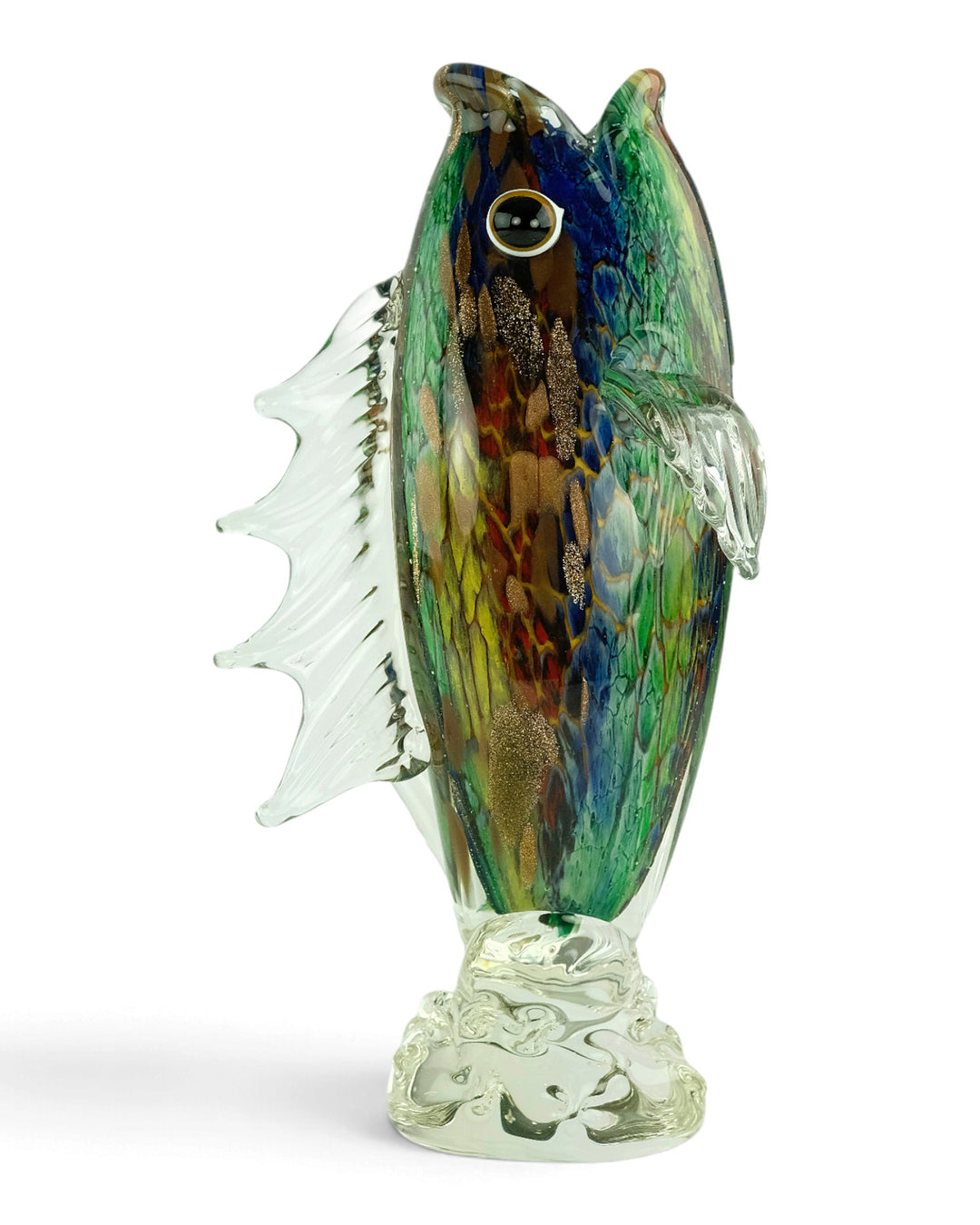 Scultura in vetro di un pesce che salta fuori dall'acqua