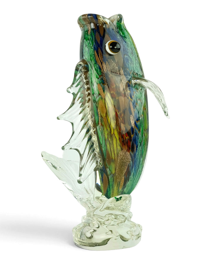 Scultura in vetro di un pesce che salta fuori dall'acqua