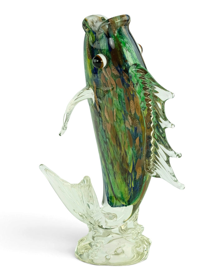 Scultura in vetro di un pesce che salta fuori dall'acqua